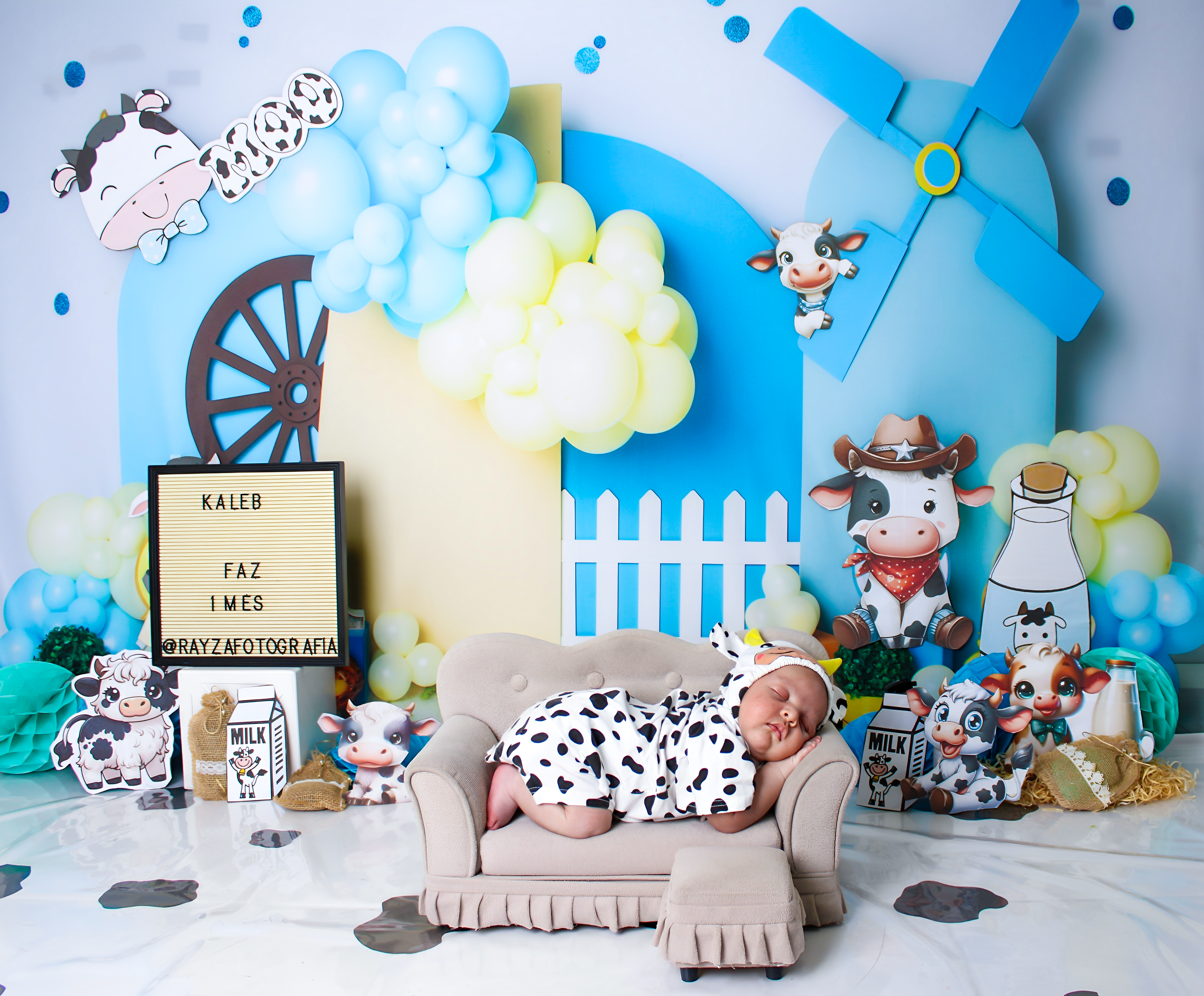Bebê se divertindo com o bolo de chocolate, cercado por decoração temática do Mickey Mouse.
